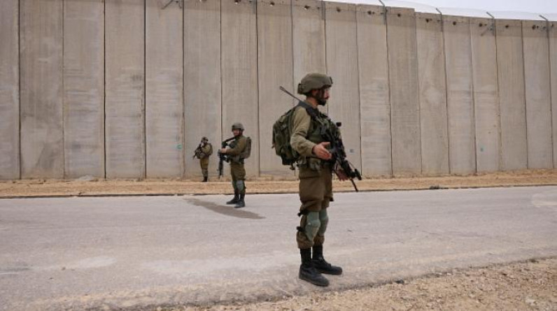 كتل إسمنتية إسرائيلية على حدود غزة لاتقاء "الكورنيت"